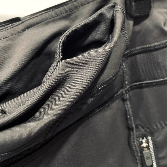 Lululemon Athletica black leggings with mesh details and zipper pockets - Picture 9 of 10